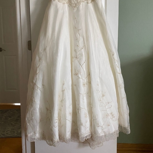 David's Bridal Wedding Dress - Picture 9 of 15